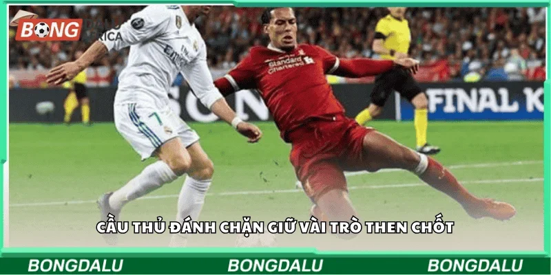 Cầu thủ đánh chặn giữ vai trò then chốt 