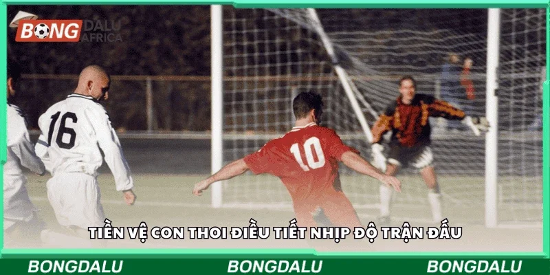 Tiền vệ con thoi điều tiết nhịp độ trận đấu